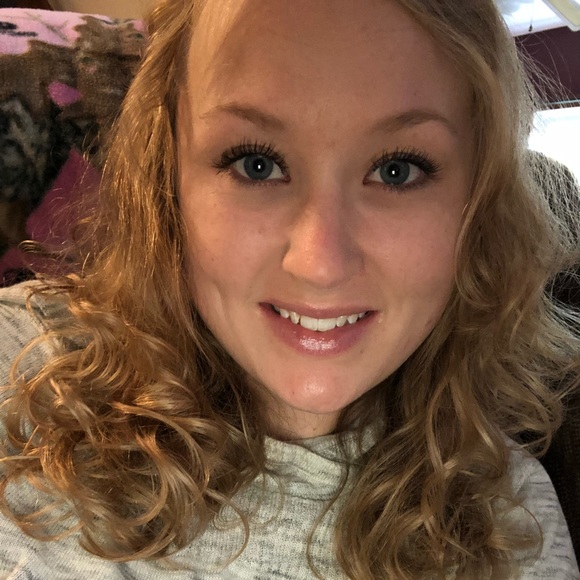 Profile Picture of Kiersten Lee (@kierbrown06) on Poshmark