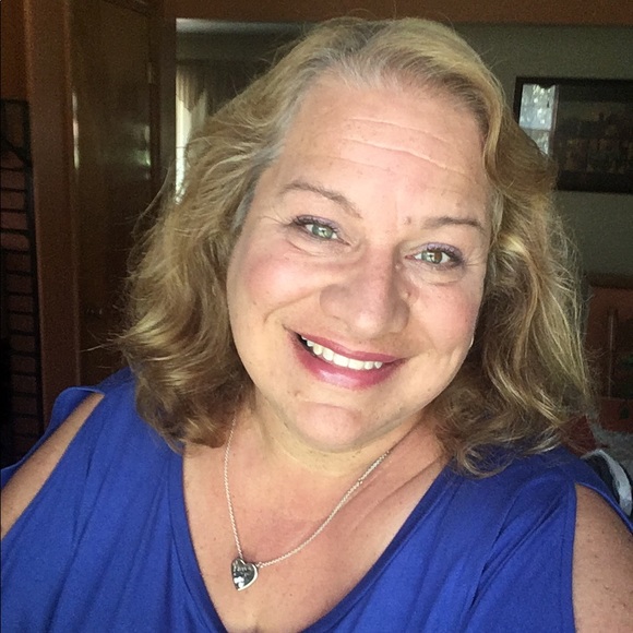 Profile Picture of Angela Reed (@angelareed572) on Poshmark