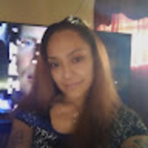 Profile Picture of Cynthia Onsurez (@cyndionsurez18) on Poshmark