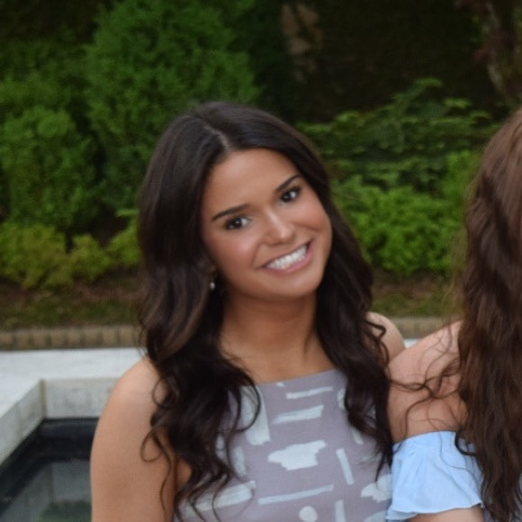 Profile Picture of Danielle Edmondson (@dominiqueedm) on Poshmark