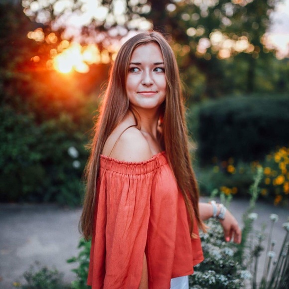 Profile Picture of Laura Wiedemann (@laurawiedemann) on Poshmark
