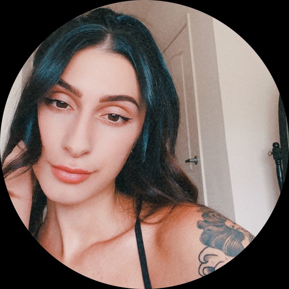 Profile Picture of Andra Stevens (@andrastevens) on Poshmark