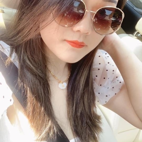 Profile Picture of Jade Yu (@jadeyu712) on Poshmark