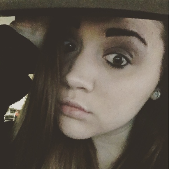 Profile Picture of Jess Strobeck (@jessicastrobeck) on Poshmark