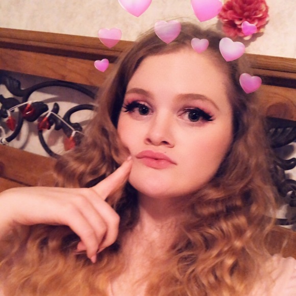 Profile Picture of Brandy Hayes (@dollyeye) on Poshmark