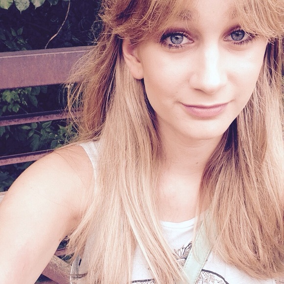 Profile Picture of Taryn Long (@tarynalltimelow) on Poshmark