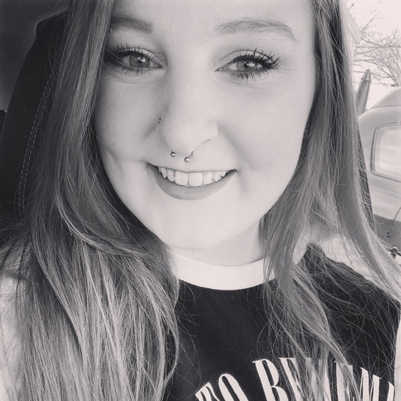 Profile Picture of Marissa Stempin (@marissastempin) on Poshmark