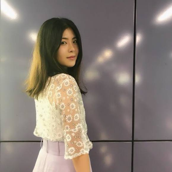 Profile Picture of Serena Xu (@serenaxu) on Poshmark