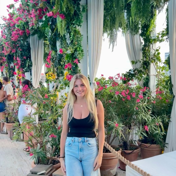 Profile Picture of Carly Hooper (@carlyhooper) on Poshmark