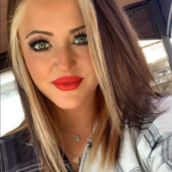 Profile Picture of Carrie Planck (@carrieanne1999) on Poshmark
