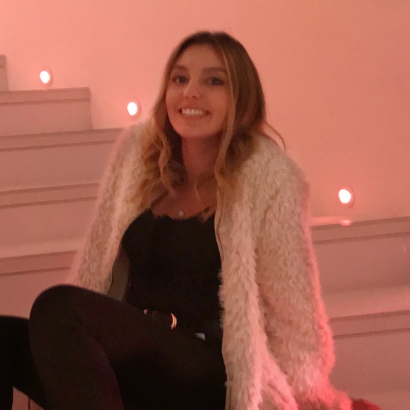 Profile Picture of Sophia Armogida (@sophiaarmogida) on Poshmark