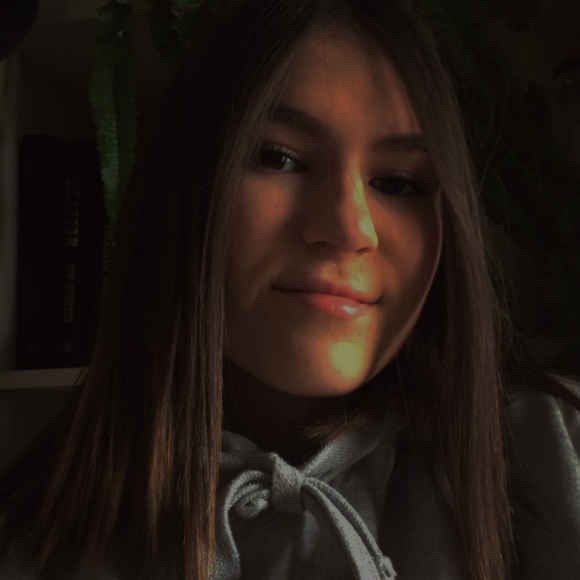 Profile Picture of Ellie Krushell (@ellie_krushell) on Poshmark