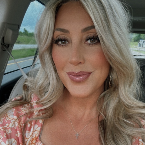 Julianne Tate - Poshmark Profile Picture of Julianne Tate (@juliannetate) on Poshmark