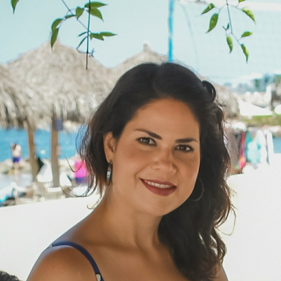 Profile Picture of Roxana Saide (@roxsaide) on Poshmark