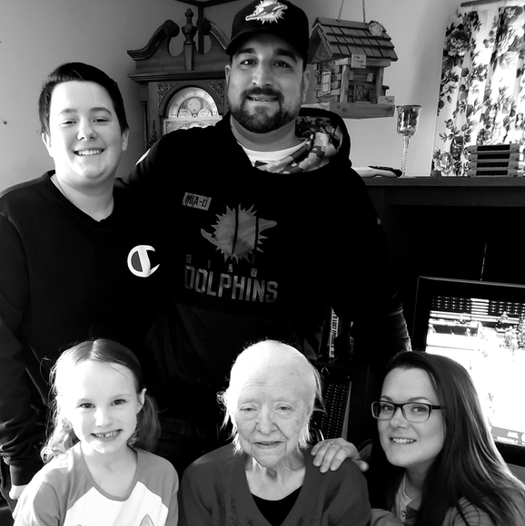 Profile Picture of Kimberly Iseminger (@kiseminger88) on Poshmark