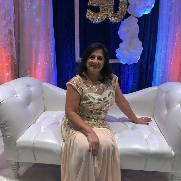 Profile Picture of Nimia Romero (@nimiaromero) on Poshmark