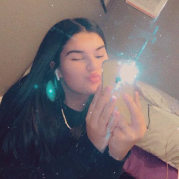 Profile Picture of Leah Benonisen (@liiyaahhh__) on Poshmark