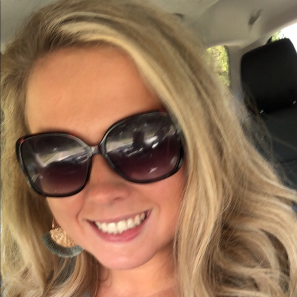 Profile Picture of Olivia Neal (@oneal123456) on Poshmark