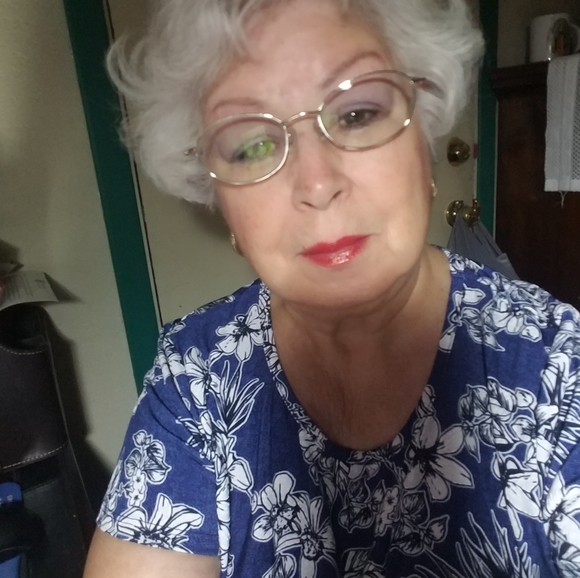 Profile Picture of Yolanda Cantu (@yogiecan2) on Poshmark