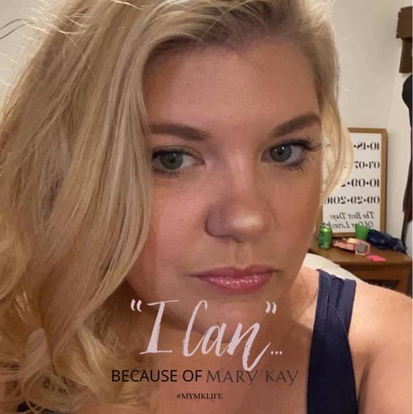 Profile Picture of Ashleigh Groscost (@redfoxymama23) on Poshmark