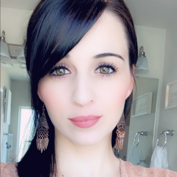 Profile Picture of Gabrielle Augusto (@g_augusto) on Poshmark