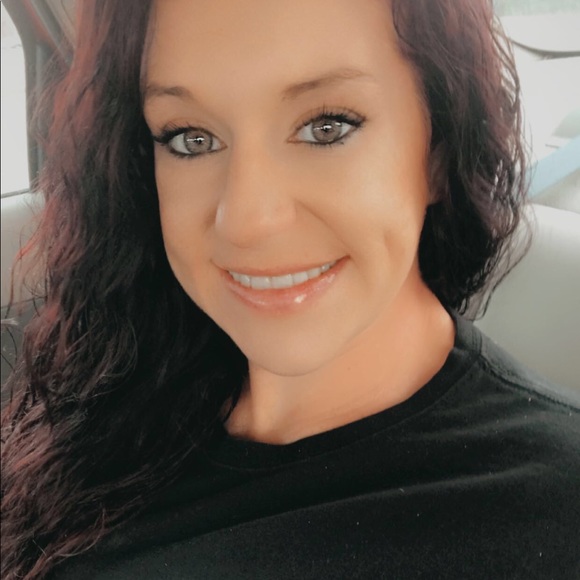 Profile Picture of Robin Coyle (@robinmarie223) on Poshmark