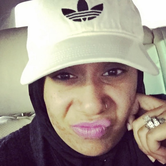 Profile Picture of Zee Zee (@zee5389) on Poshmark