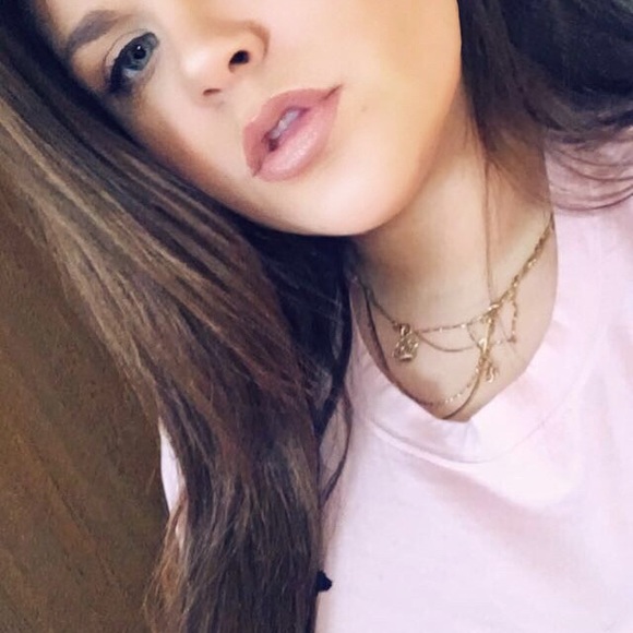 Profile Picture of Jannah Adams (@materiaalgiirl) on Poshmark