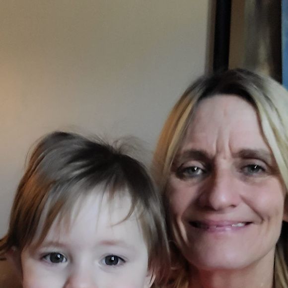 Profile Picture of April Thompson (@aprilthompson) on Poshmark