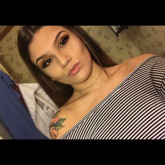 Kayla Sowash - Poshmark Profile Picture of Kayla Sowash (@kayla_anne123) on Poshmark