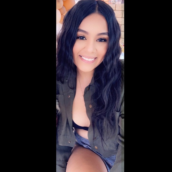 Profile Picture of Elizabeth Corro (@elizabeth_corro) on Poshmark