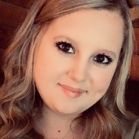 Profile Picture of Kelly Fluharty (@kfluharty19) on Poshmark