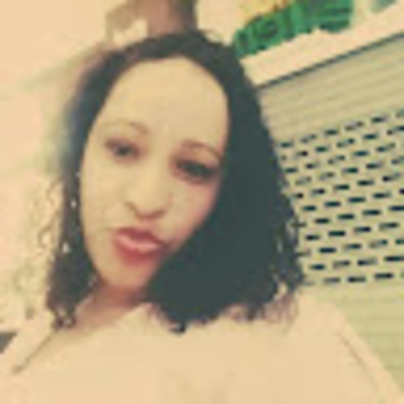 Profile Picture of Iliana Romero (@ilianaromero152) on Poshmark