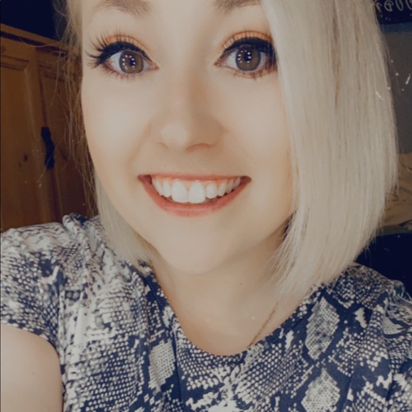 Profile Picture of Amanda Mathews (@amathews422) on Poshmark