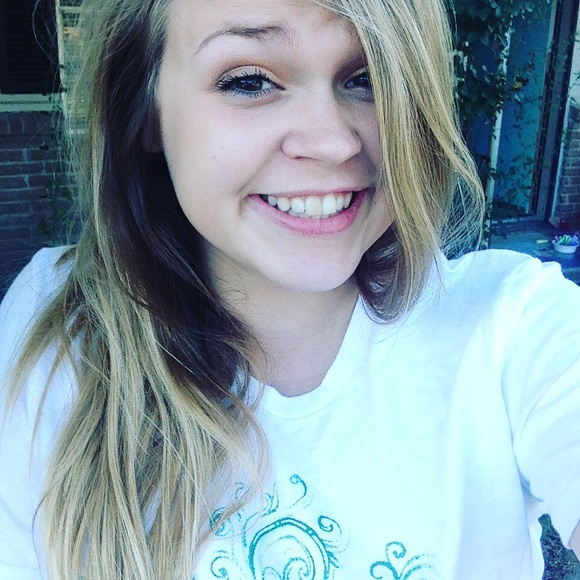 Profile Picture of Kaylie Bowline (@bowline16) on Poshmark