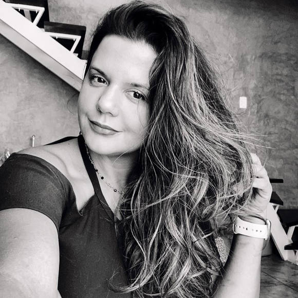 Profile Picture of Vanessa Alves (@vanessinhauai) on Poshmark