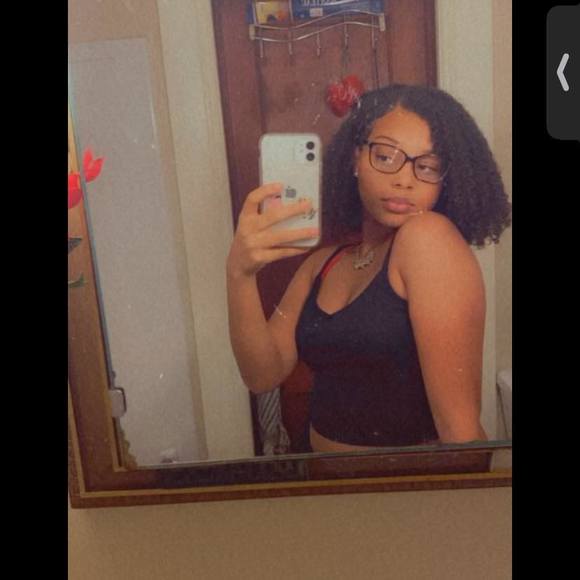 Profile Picture of Atyana Collelo (@atyanacollelo) on Poshmark