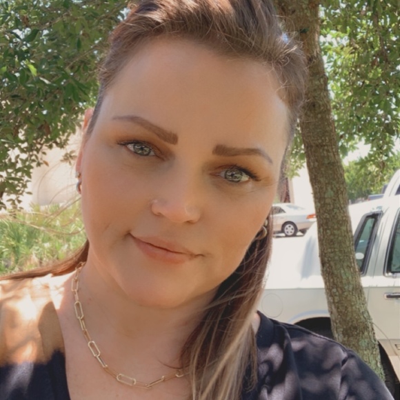 Profile Picture of Danielle Linhart (@deelin76) on Poshmark