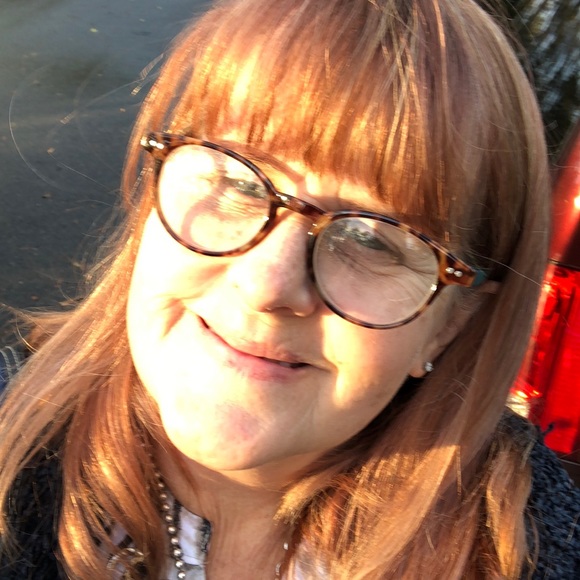 Profile Picture of Melanie Dyals (@mamamel64) on Poshmark