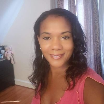 Profile Picture of Yvette Young (@eveyoung216) on Twitter