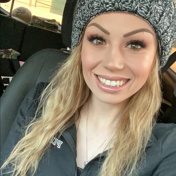 Profile Picture of Brittani Maklary (@brittanimaklary) on Poshmark
