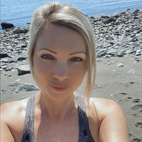 Profile Picture of Joanne Jesse (@joanne_jesse) on Poshmark