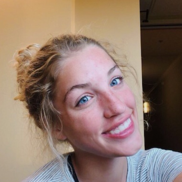 Profile Picture of Lilli Eppinga (@lilliveppinga) on Poshmark