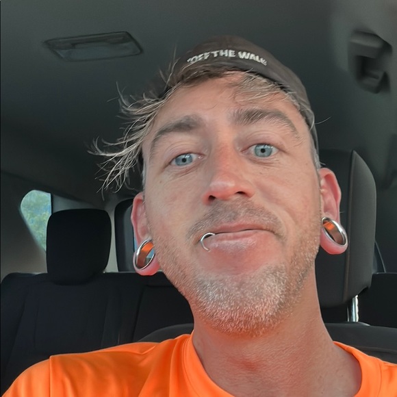 Profile Picture of Eric Zinger (@zing182) on Poshmark