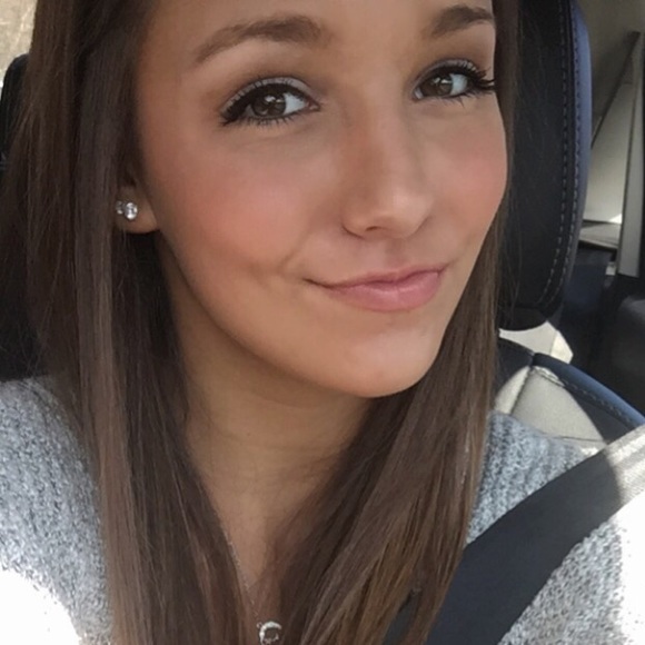 Profile Picture of Alexa Biladeau (@alexabiladeau) on Poshmark