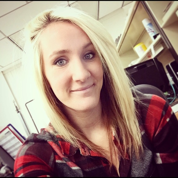 Profile Picture of Leah Sasfy (@leah_biaa) on Poshmark