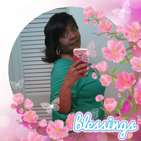 Profile Picture of Linda Rollins (@dujuana) on Poshmark