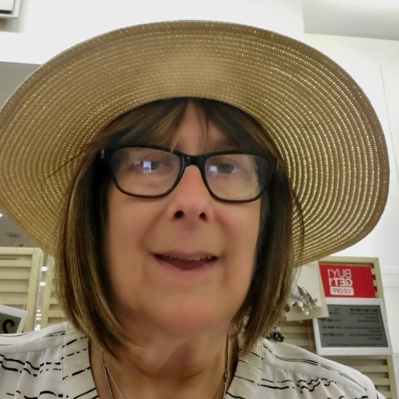 Tina Moilanen - Poshmark Profile Picture of Tina Moilanen (@tinamoilanen) on Poshmark