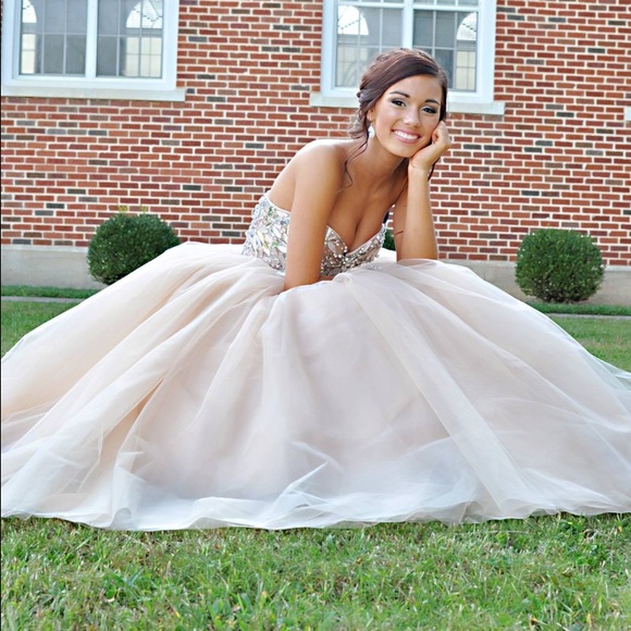 Profile Picture of Allison Keith (@allihk) on Poshmark