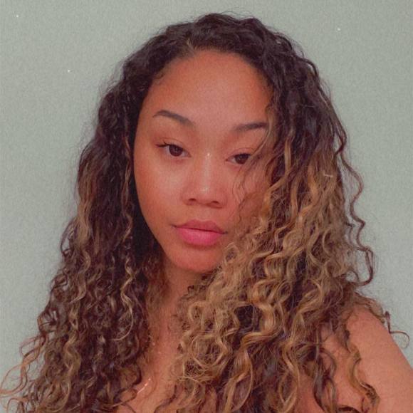 Profile Picture of Olivia Pugh (@oliviaaaaa23) on Poshmark